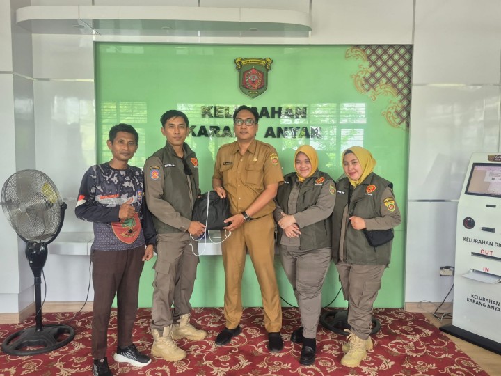 Senin, 27 Oktober 2025, Kelurahan Karang Anyar menerima kunjungan dari Satpol PP Kota Samarinda terkait penyerahan bantuan untuk Satgas Linmas Kelurahan Karang Anyar.