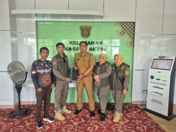 Senin, 27 Oktober 2025, Kelurahan Karang Anyar menerima kunjungan dari Satpol PP Kota Samarinda terkait penyerahan bantuan untuk Satgas Linmas Kelurahan Karang Anyar.