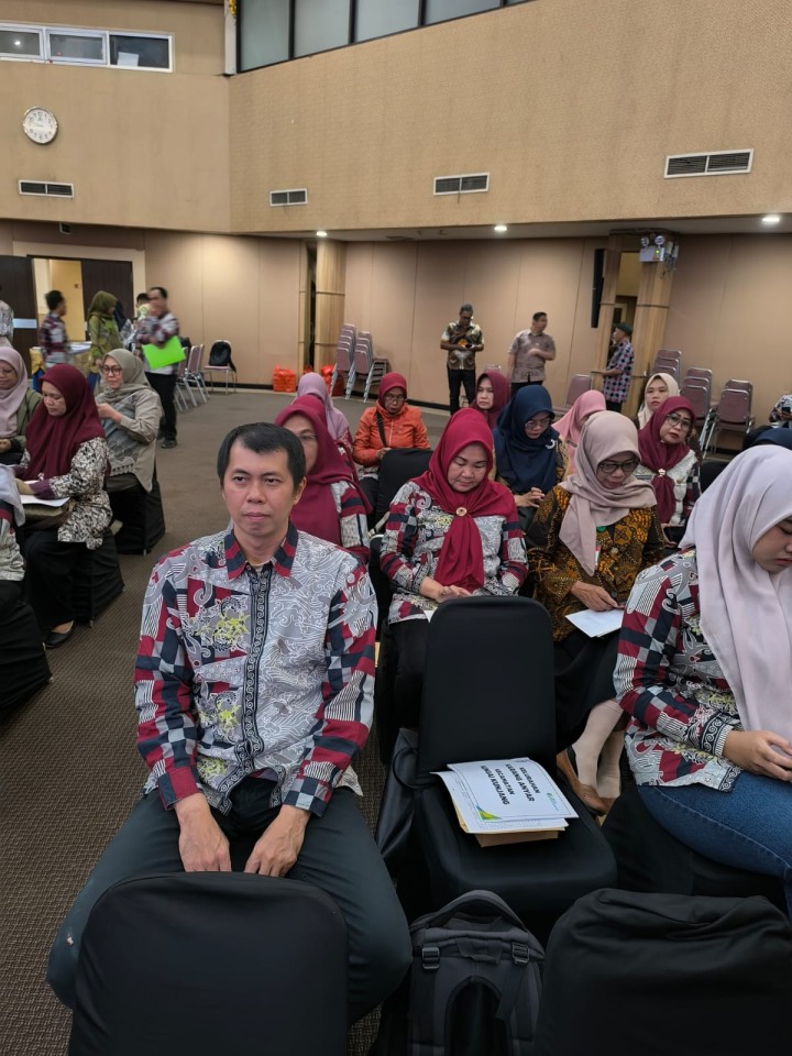 Kamis, 30 Oktober 2025, Kelurahan Karang Anyar Menghadiri Rapat Verifikasi Peserta Pekerja Rentan dan Pemberian Santunan Pekerja Rentan di Aula Rapat Bank Kaltimtara Samarinda.