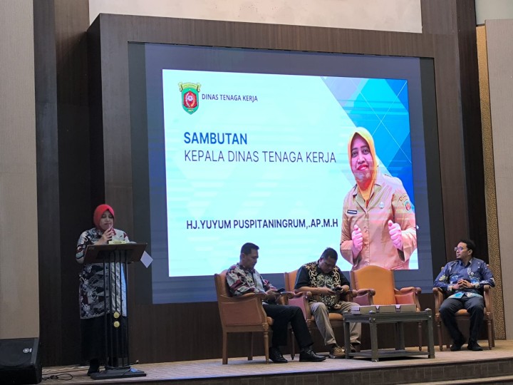 Kamis, 30 Oktober 2025, Kelurahan Karang Anyar Menghadiri Rapat Verifikasi Peserta Pekerja Rentan dan Pemberian Santunan Pekerja Rentan di Aula Rapat Bank Kaltimtara Samarinda.