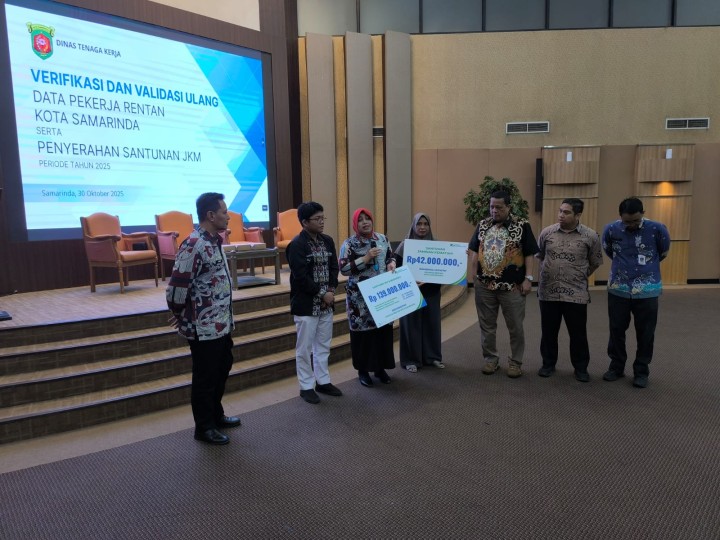Kamis, 30 Oktober 2025, Kelurahan Karang Anyar Menghadiri Rapat Verifikasi Peserta Pekerja Rentan dan Pemberian Santunan Pekerja Rentan di Aula Rapat Bank Kaltimtara Samarinda.