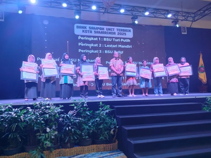 Kamis, 30 Oktober 2025, Kelurahan Karang Anyar dan para pengurus Bank Ramli RT.002, dan RT.012 menghadiri penyerahan Hadiah Lomba pengelolaan Bank Sampah Unit terbaik tahin 2025 Kota Samarinda di Ballroom Hotel swissbel Boreno Samarinda.