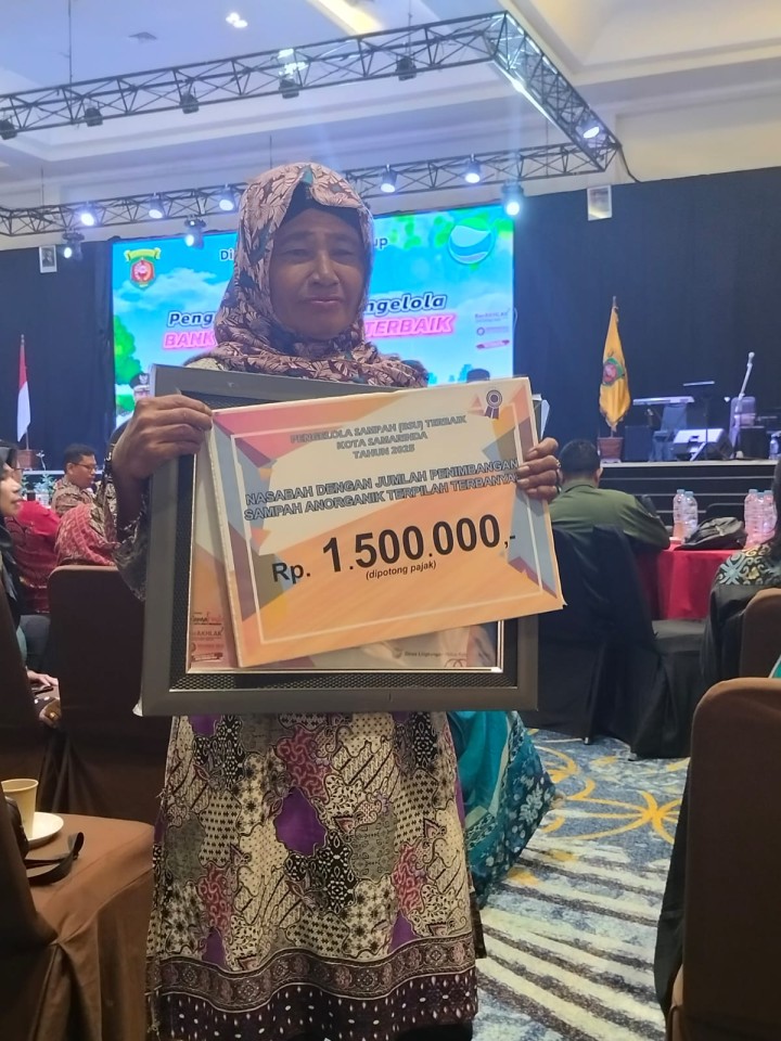 Kamis, 30 Oktober 2025, Kelurahan Karang Anyar dan para pengurus Bank Ramli RT.002, dan RT.012 menghadiri penyerahan Hadiah Lomba pengelolaan Bank Sampah Unit terbaik tahin 2025 Kota Samarinda di Ballroom Hotel swissbel Boreno Samarinda.