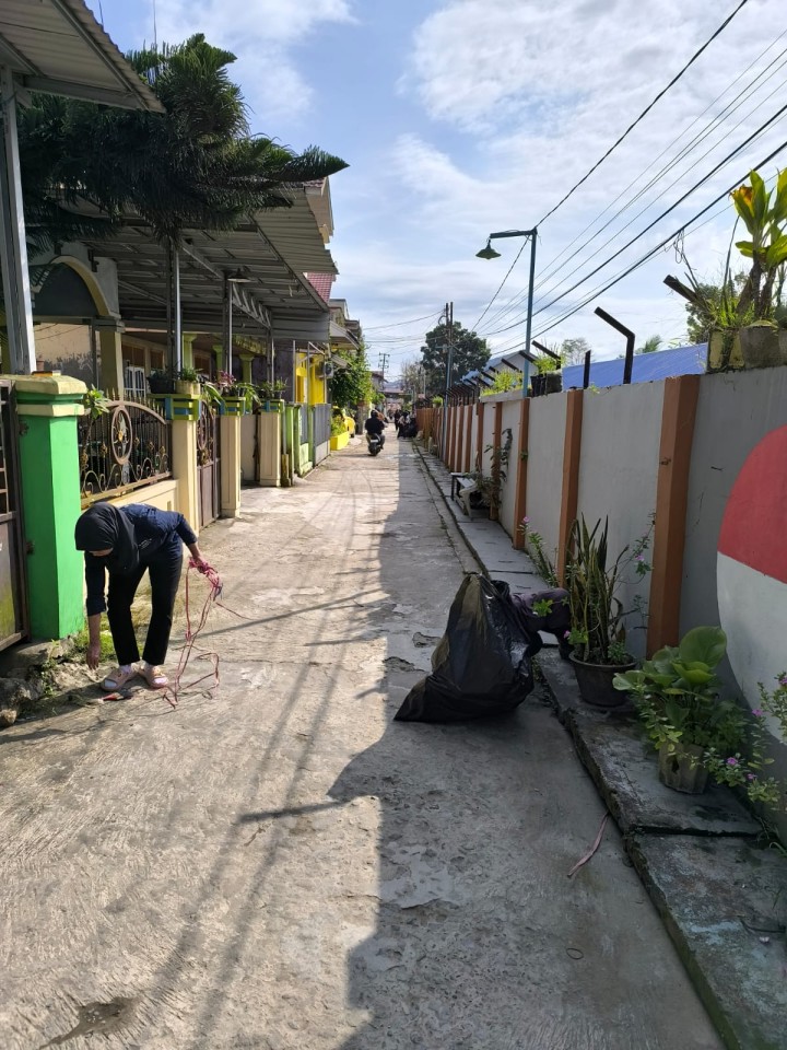 Minggu, 02 November 2025, Kelurahan Karang Anyar monitoring kegiatan gotong royong di RT.03 dan 013 Karang Anyar.