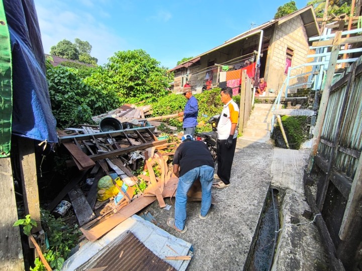 Minggu, 02 November 2025, Kelurahan Karang Anyar monitoring kegiatan gotong royong di RT.03 dan 013 Karang Anyar.