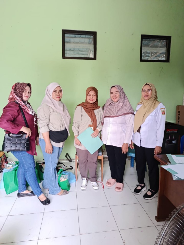 Rabu, 05 November 2025, Kelurahan Karang Anyar menerima Kegiatan pembagian Bantuan Olahan Ikan dari Dinas Perikanan Kota Samarinda kepada Keluarga Resiko Stunting di Kelurahan Karang Anyar