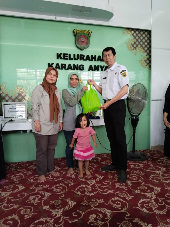 Rabu, 05 November 2025, Kelurahan Karang Anyar menerima Kegiatan pembagian Bantuan Olahan Ikan dari Dinas Perikanan Kota Samarinda kepada Keluarga Resiko Stunting di Kelurahan Karang Anyar