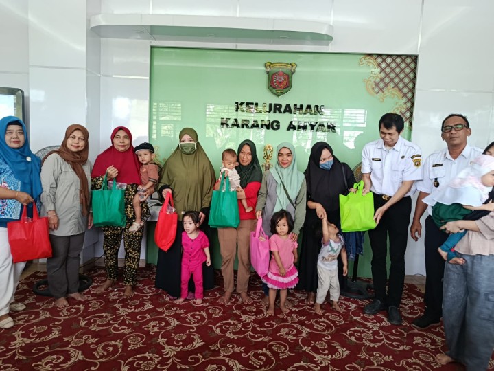 Rabu, 05 November 2025, Kelurahan Karang Anyar menerima Kegiatan pembagian Bantuan Olahan Ikan dari Dinas Perikanan Kota Samarinda kepada Keluarga Resiko Stunting di Kelurahan Karang Anyar