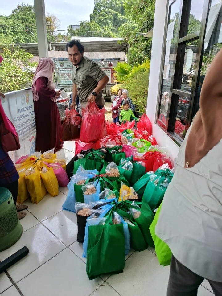 Rabu, 05 November 2025, Kelurahan Karang Anyar menerima Kegiatan pembagian Bantuan Olahan Ikan dari Dinas Perikanan Kota Samarinda kepada Keluarga Resiko Stunting di Kelurahan Karang Anyar