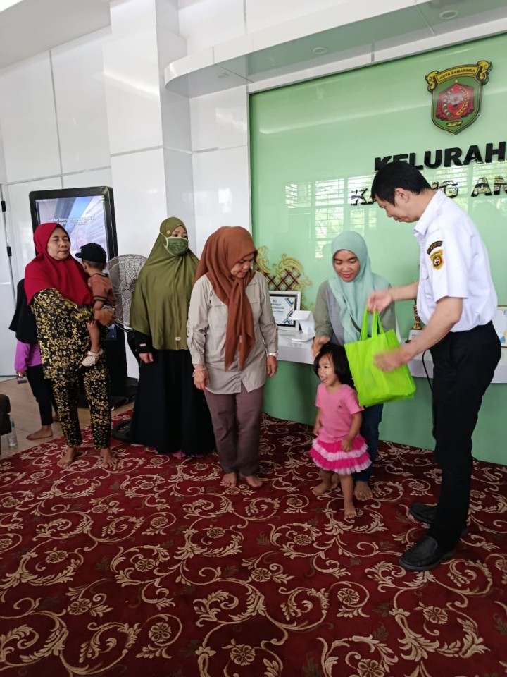 Rabu, 05 November 2025, Kelurahan Karang Anyar menerima Kegiatan pembagian Bantuan Olahan Ikan dari Dinas Perikanan Kota Samarinda kepada Keluarga Resiko Stunting di Kelurahan Karang Anyar