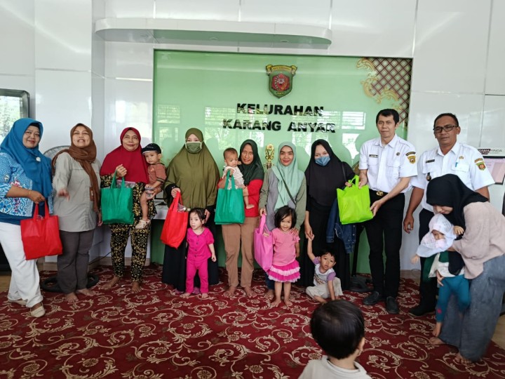 Rabu, 05 November 2025, Kelurahan Karang Anyar menerima Kegiatan pembagian Bantuan Olahan Ikan dari Dinas Perikanan Kota Samarinda kepada Keluarga Resiko Stunting di Kelurahan Karang Anyar