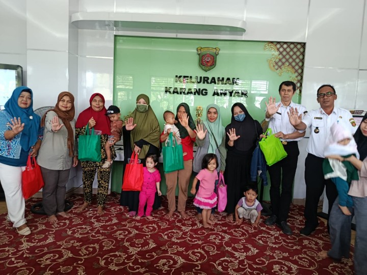 Rabu, 05 November 2025, Kelurahan Karang Anyar menerima Kegiatan pembagian Bantuan Olahan Ikan dari Dinas Perikanan Kota Samarinda kepada Keluarga Resiko Stunting di Kelurahan Karang Anyar