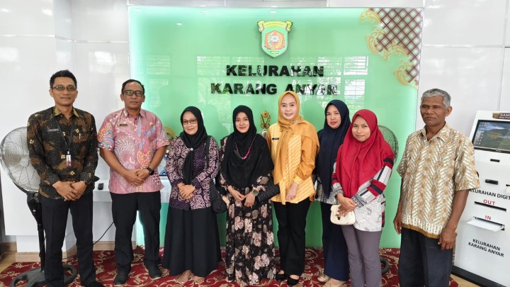 Kamis, 06 November 2025, Kelurahan Karang Anyar menerima kunjungan dari Dinas Koperasi, UMKM dan Perindustrian Kota Samarinda terkait pemberian Bantuan peralatan (Mixer dan Oven)  kepada pelaku UMKM RT. 22 dan RT. 13