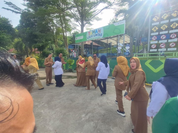 Senin, 10 November 2025, Apel sekaligus hari pahlawan di kantor Kelurahan Karang Anyar