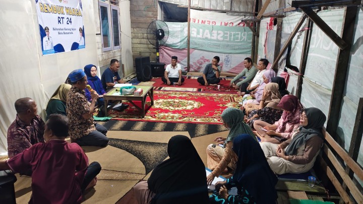 Senin, 10 November 2025, Kelurahan Karang Anyar menghadiri sekaligus mendampingi Ketua RT.024 Karang Anyar dan warganya  dalam kegiatan Rembuk Warga