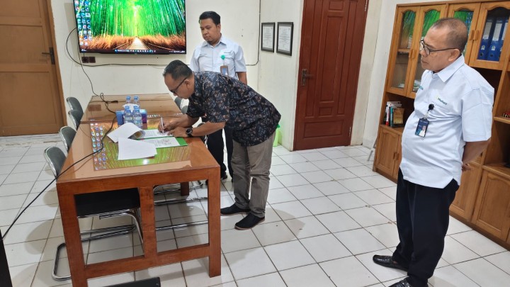 Kamis, 13 November 2025, Kelurahan Karang Anyar menghadiri dan melakukan koordinasi terkait Penandatangan perjanjian Pinjam Pakai Gedung LPM kepada Inhutani Samarinda.