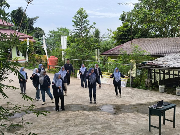 Jumat, 14 November 2025, Kelurahan Karang Anyar melaksanakan senam sehat bersama staf Karang Anyar