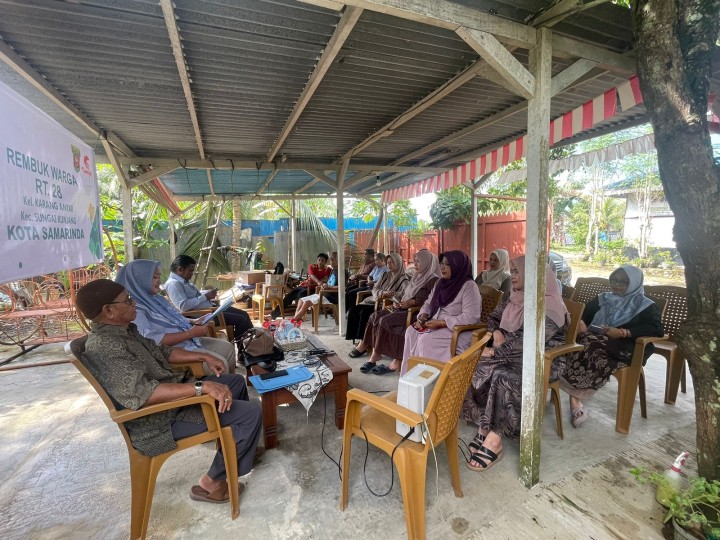 Jumat, 14 November 2025, Kelurahan Karang Anyar menghadiri sekaligus mendampingi Ketua RT.028 Karang Anyar dan warganya dalam kegiatan Rembuk Warga