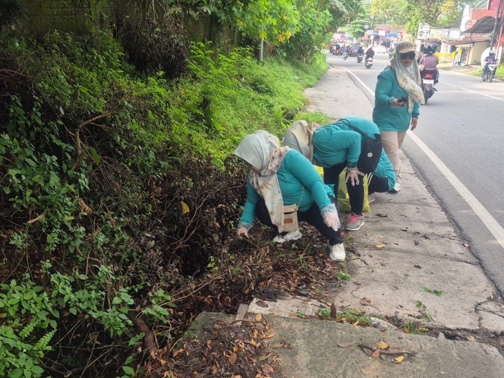 Minggu, 16 November 2025, Kelurahan Karang Anyar mengikuti dan melaksanakan kegiatan kerja bakti se Kecamatan Sungai Kunjang  di sepanjang Jalan Banggeris dan Jalan MT. Haryono