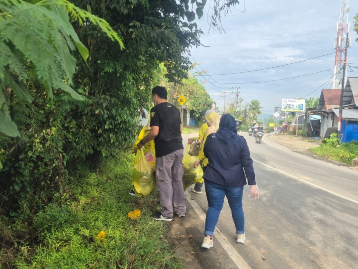 Minggu, 16 November 2025, Kelurahan Karang Anyar mengikuti dan melaksanakan kegiatan kerja bakti se Kecamatan Sungai Kunjang  di sepanjang Jalan Banggeris dan Jalan MT. Haryono