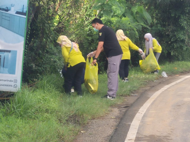 Minggu, 16 November 2025, Kelurahan Karang Anyar mengikuti dan melaksanakan kegiatan kerja bakti se Kecamatan Sungai Kunjang  di sepanjang Jalan Banggeris dan Jalan MT. Haryono
