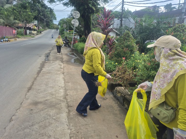 Minggu, 16 November 2025, Kelurahan Karang Anyar mengikuti dan melaksanakan kegiatan kerja bakti se Kecamatan Sungai Kunjang  di sepanjang Jalan Banggeris dan Jalan MT. Haryono
