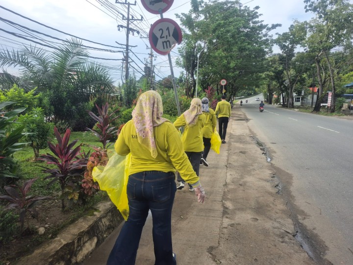Minggu, 16 November 2025, Kelurahan Karang Anyar mengikuti dan melaksanakan kegiatan kerja bakti se Kecamatan Sungai Kunjang  di sepanjang Jalan Banggeris dan Jalan MT. Haryono