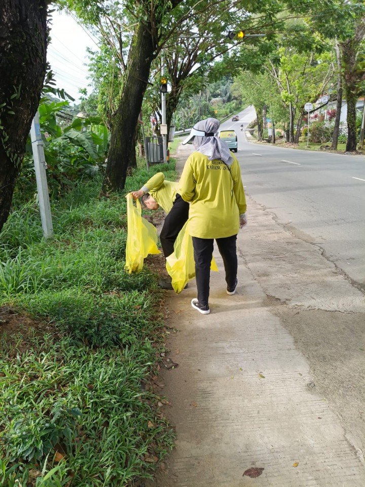Minggu, 16 November 2025, Kelurahan Karang Anyar mengikuti dan melaksanakan kegiatan kerja bakti se Kecamatan Sungai Kunjang  di sepanjang Jalan Banggeris dan Jalan MT. Haryono