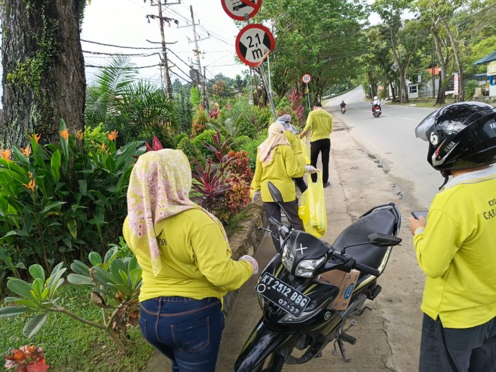 Minggu, 16 November 2025, Kelurahan Karang Anyar mengikuti dan melaksanakan kegiatan kerja bakti se Kecamatan Sungai Kunjang  di sepanjang Jalan Banggeris dan Jalan MT. Haryono
