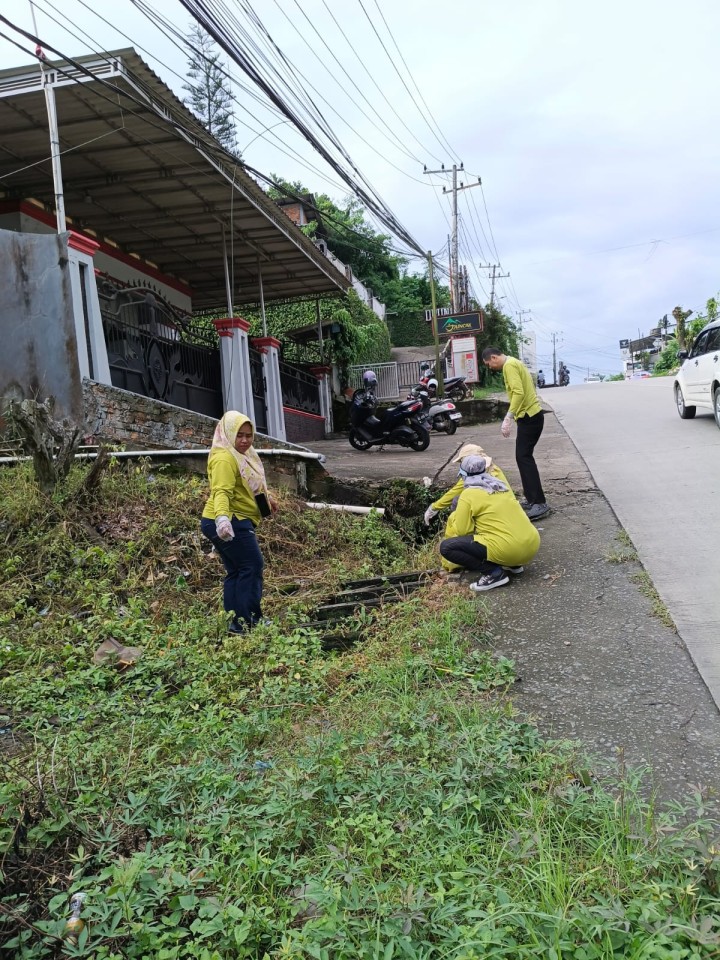 Minggu, 16 November 2025, Kelurahan Karang Anyar mengikuti dan melaksanakan kegiatan kerja bakti se Kecamatan Sungai Kunjang  di sepanjang Jalan Banggeris dan Jalan MT. Haryono