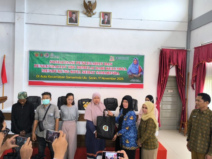 Senin, 17 November 2025, Kelurahan Karang Anyar menghadiri kegiatan Sosialisasi Pencegahan dan Pengendalian TBC mendukung Kota Sehat Samarinda di Aula Kantor Kecamatan Samarinda Ulu, Jalan Juanda.