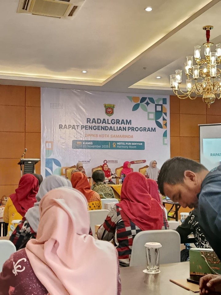 Kamis, 20 November 2025, Kelurahan Karang Anyar menghadiri Rapat Pengendalian Program ( Radalgram) di Ruang Harmony Hotel Puri Senyiur