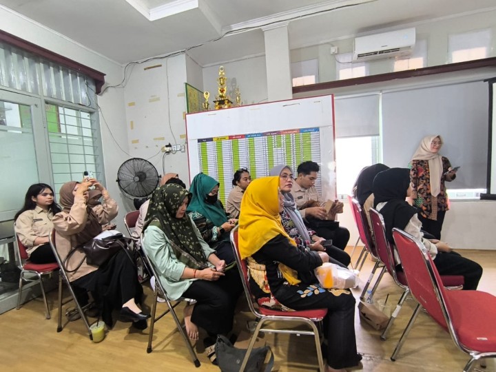 Kamis, 27 November 2025, Kelurahan Karang Anyar menghadiri Pelaksanaan Makan Bergizi Gratis bagi sasaran 3B oleh Badan Gizi Nasional di Ruang Rapat Kantor Kecamatan Sungai Kunjang.