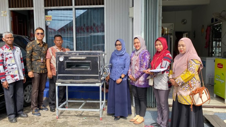 Kamis, 27 November 2025, Kelurahan Karang Anyar mendampingi tim dari Dinas Koperasi dan UMKM Kota Samarinda untuk menyalurkan bantuan berupa 1 buah Oven untuk UMKM Pembuatan Terasi di Jalan  Meranti Gang 1 RT.022