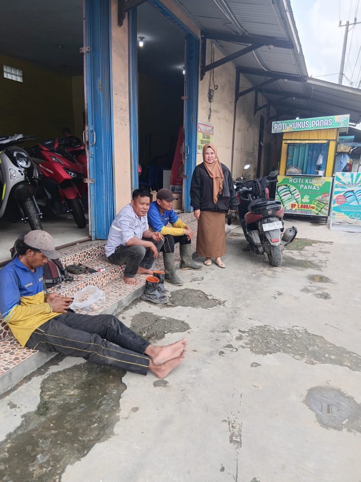 Senin, 01 Desember 2025, Kelurahan Karang Anyar melakukan monitoring terhadap kegiatan DPUPR Kota Samarinda melakukan  pengerukan drainase di simpang  3  Banggeris Jalan Cendana