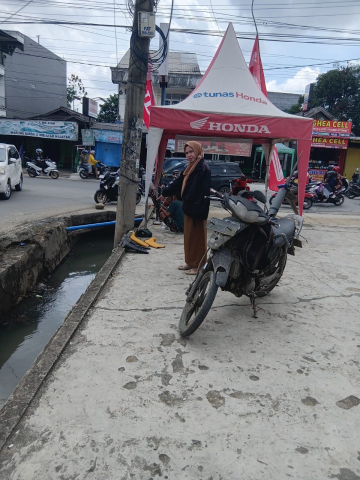 Senin, 01 Desember 2025, Kelurahan Karang Anyar melakukan monitoring terhadap kegiatan DPUPR Kota Samarinda melakukan  pengerukan drainase di simpang  3  Banggeris Jalan Cendana