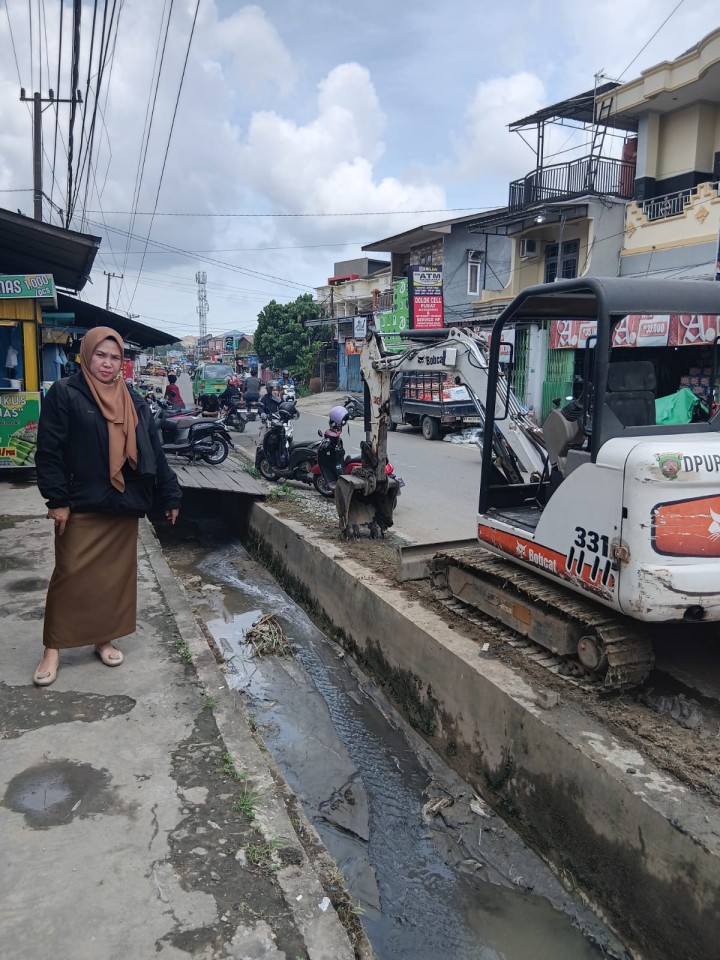 Senin, 01 Desember 2025, Kelurahan Karang Anyar melakukan monitoring terhadap kegiatan DPUPR Kota Samarinda melakukan  pengerukan drainase di simpang  3  Banggeris Jalan Cendana