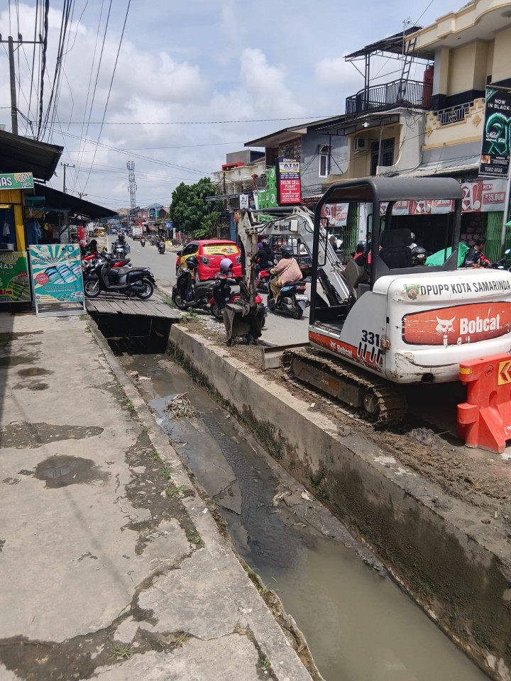 Senin, 01 Desember 2025, Kelurahan Karang Anyar melakukan monitoring terhadap kegiatan DPUPR Kota Samarinda melakukan  pengerukan drainase di simpang  3  Banggeris Jalan Cendana
