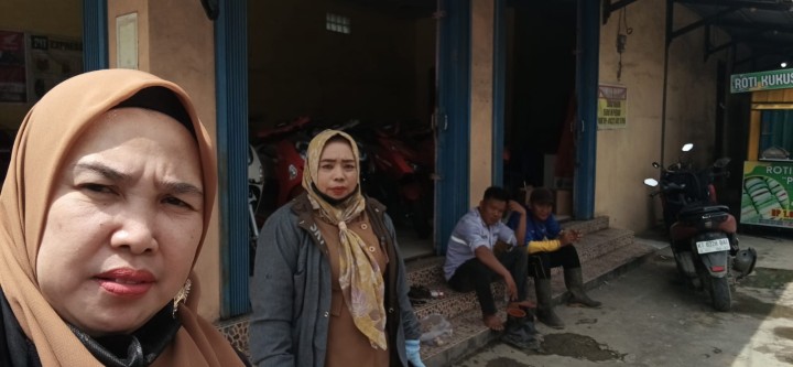 Senin, 01 Desember 2025, Kelurahan Karang Anyar melakukan monitoring terhadap kegiatan DPUPR Kota Samarinda melakukan  pengerukan drainase di simpang  3  Banggeris Jalan Cendana