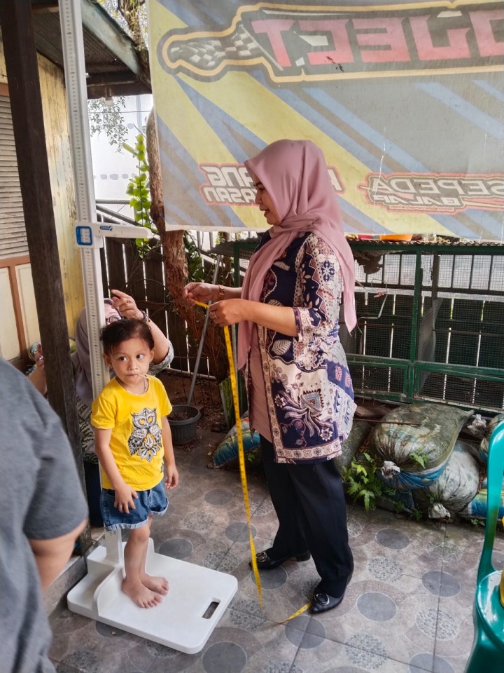 Jumat, 05 Desember 2025, Tim TP PKK Karang Anyar dan Lurah melakukan kunjungan kerja ke Posyandu Lidah Buaya di RT.024 dan Posyandu Harapan Kita di RT.011 Karang Anyar.