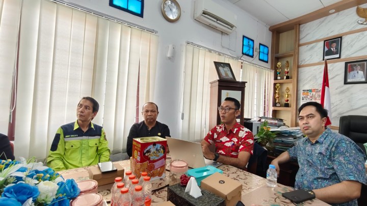 Jumat, 05 Desember 2025, Kelurahan Karang Anyar menghadiri presentasi hasil penilaian PEPPK dari Bagian Organisasi Kota Samarinda di kantor Kecamatan Sungai Kunjang.