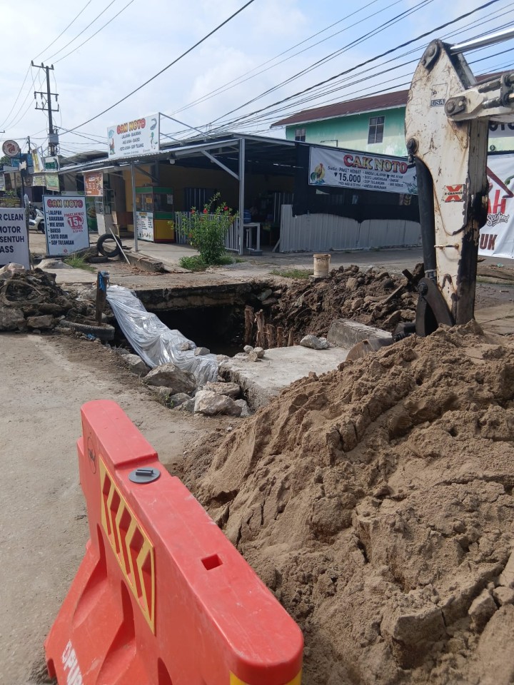 Jumat, 05 Desember 2025, Kelurahan Karang Anyar melakukan koordinasi dengan Dinas PUPR Kota Samarinda sekaligus melakukan kunjungan ke Jalan Banggeris terkait monitoring perbaikan drainase depan Futsal Banggeris.