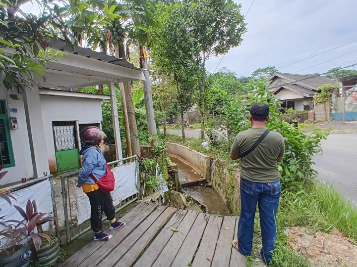 Jumat, 05 Desember 2025, Kelurahan Karang Anyar melakukan kroscek terkait laporan dari warga mengenai kondisi parit yang rusak akibat arus aliran air deras di Jalan Banggeris.