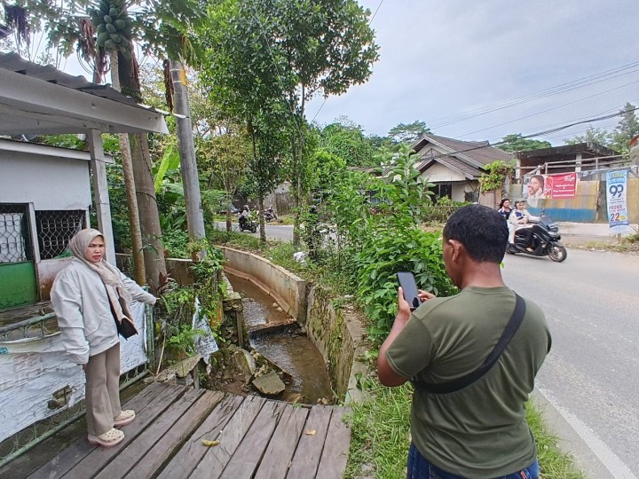Jumat, 05 Desember 2025, Kelurahan Karang Anyar melakukan kroscek terkait laporan dari warga mengenai kondisi parit yang rusak akibat arus aliran air deras di Jalan Banggeris.