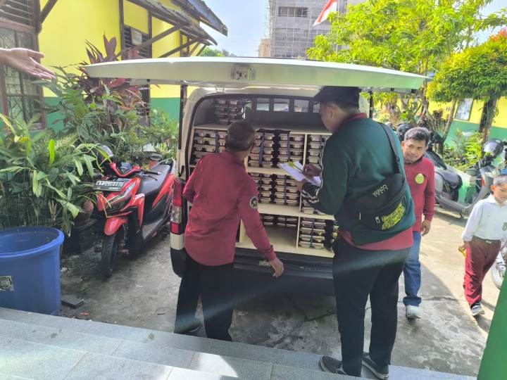 Senin, 08 November 2025, Kelurahan Karang Anyar melakukan monitoring dan kunjungan ke SDN 021 Sungai Kunjang Jalan Meranti RT.017 terkait program pembagian Makan Bergizi Gratis.