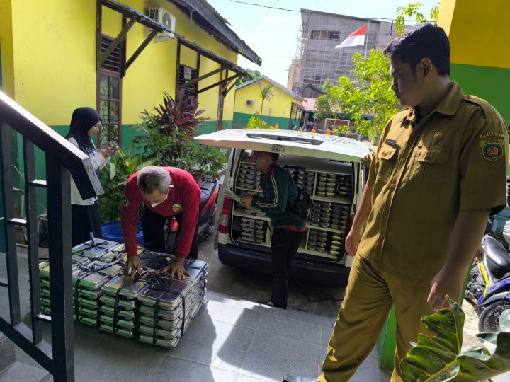 Senin, 08 November 2025, Kelurahan Karang Anyar melakukan monitoring dan kunjungan ke SDN 021 Sungai Kunjang Jalan Meranti RT.017 terkait program pembagian Makan Bergizi Gratis.