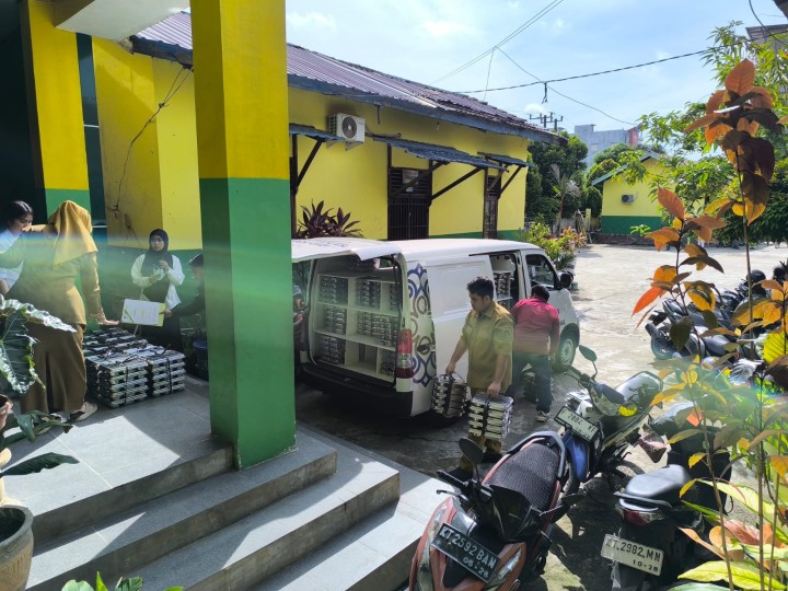 Senin, 08 November 2025, Kelurahan Karang Anyar melakukan monitoring dan kunjungan ke SDN 021 Sungai Kunjang Jalan Meranti RT.017 terkait program pembagian Makan Bergizi Gratis.