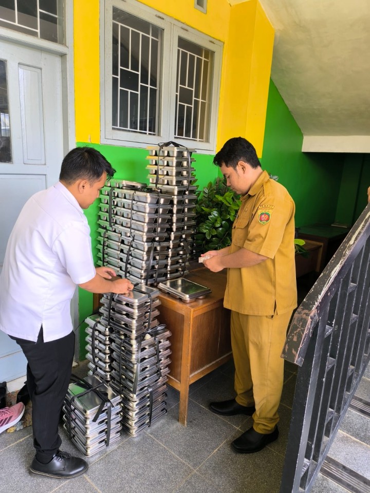 Senin, 08 November 2025, Kelurahan Karang Anyar melakukan monitoring dan kunjungan ke SDN 021 Sungai Kunjang Jalan Meranti RT.017 terkait program pembagian Makan Bergizi Gratis.