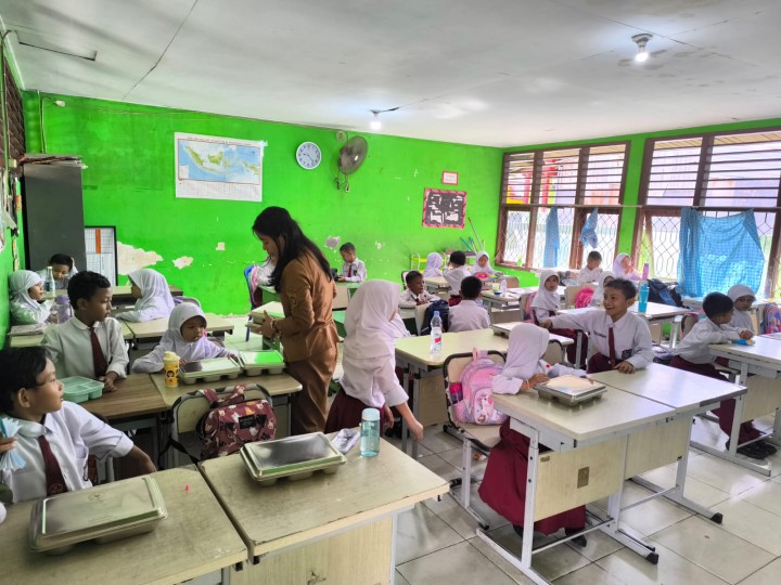 Senin, 08 November 2025, Kelurahan Karang Anyar melakukan monitoring dan kunjungan ke SDN 021 Sungai Kunjang Jalan Meranti RT.017 terkait program pembagian Makan Bergizi Gratis.