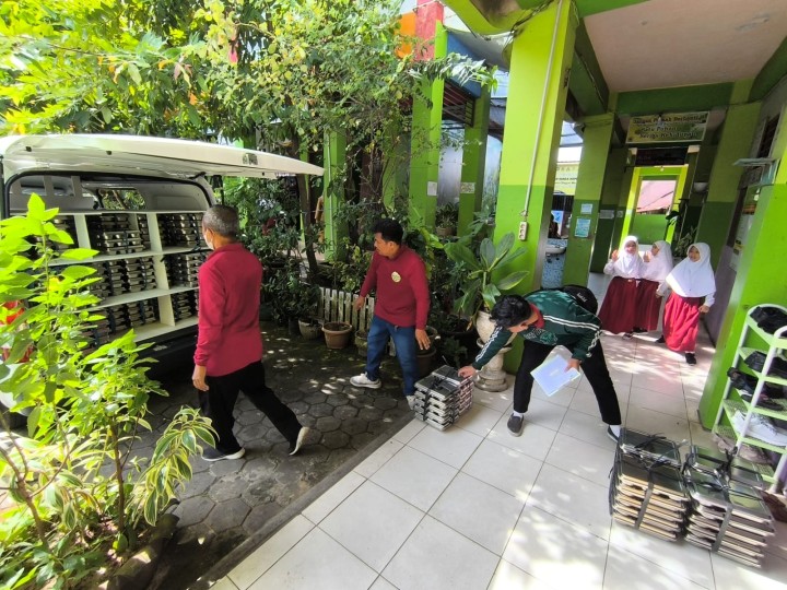 Senin, 08 November 2025, Kelurahan Karang Anyar melakukan monitoring dan kunjungan ke SDN 021 Sungai Kunjang Jalan Meranti RT.017 terkait program pembagian Makan Bergizi Gratis.